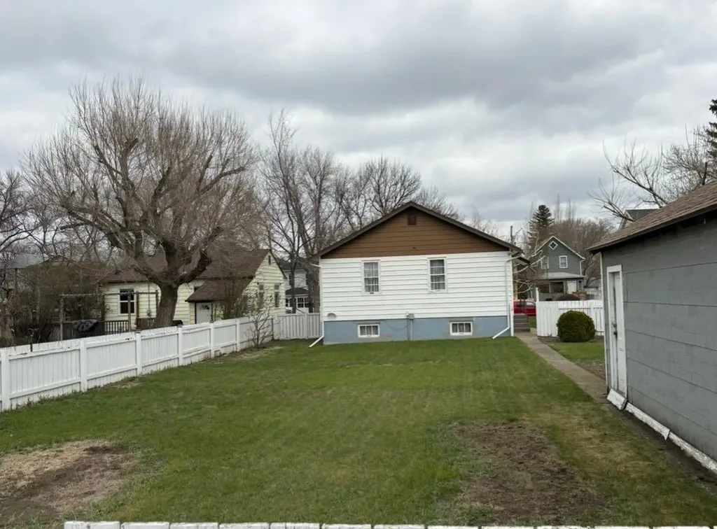 812 6 Street S Lethbridge AB T1J 2E8