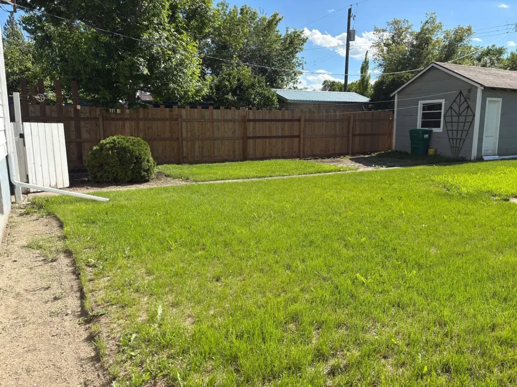 812 6 Street S Lethbridge AB T1J 2E8