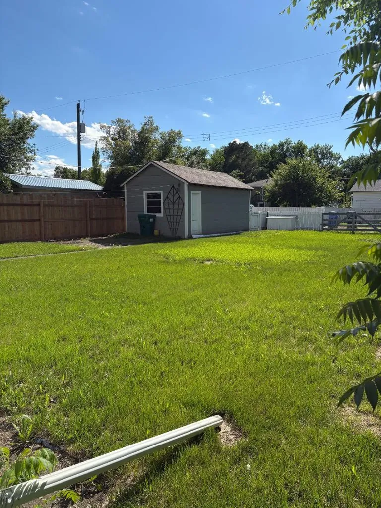 812 6 Street S Lethbridge AB T1J 2E8