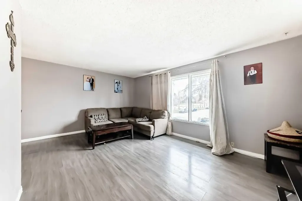 3341 Doverthorn Road SE Calgary AB T2B 2H1