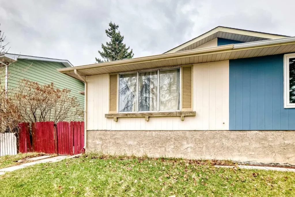 3341 Doverthorn Road SE Calgary AB T2B 2H1