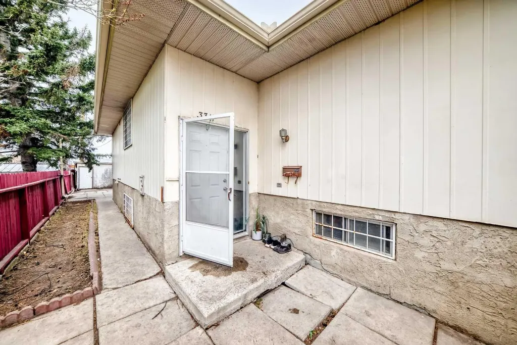 3341 Doverthorn Road SE Calgary AB T2B 2H1