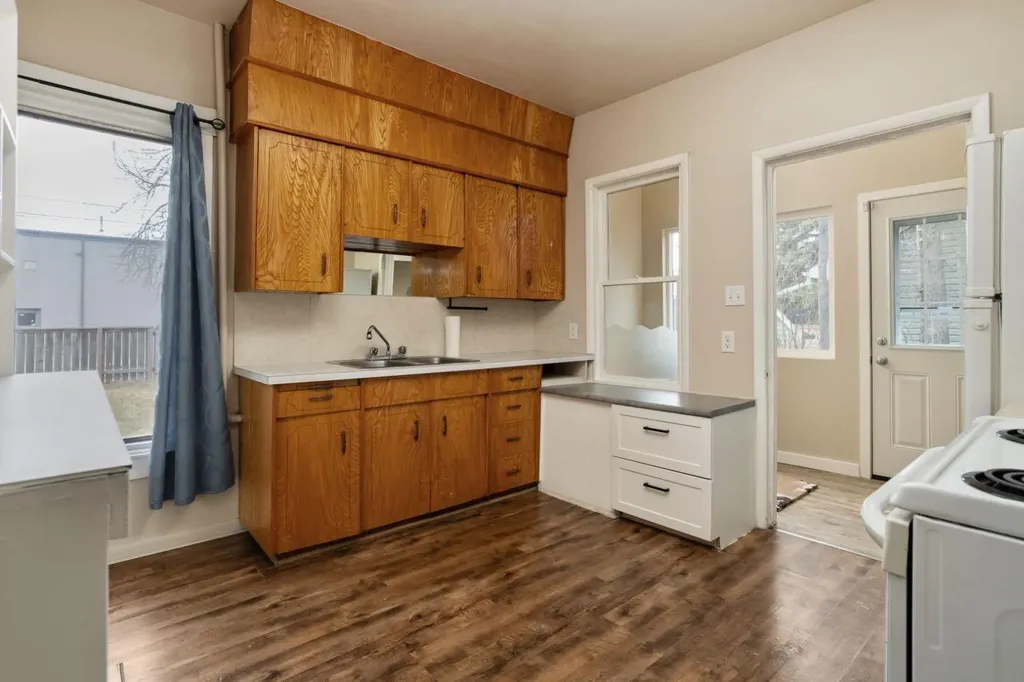 5015 52a Street Camrose AB T4V 3Y7