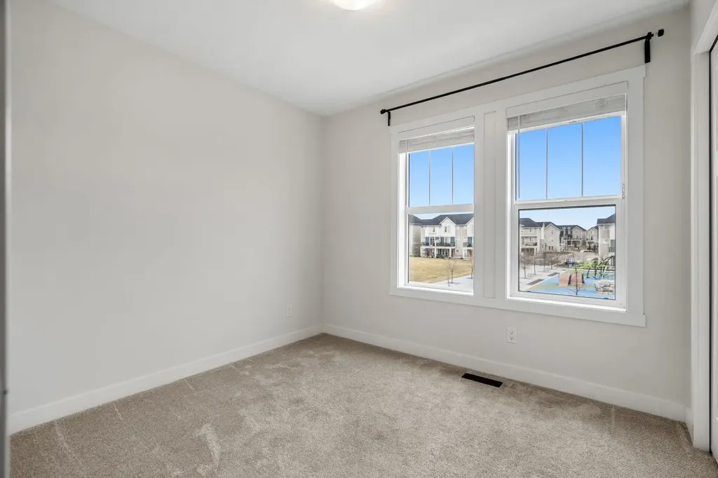 321 South Point Green Airdrie AB T4B4L1
