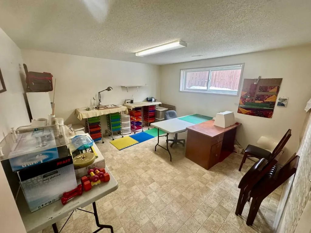 201 Holland Street NW Calgary AB T2K 2E9