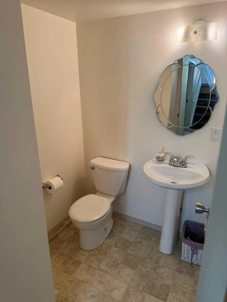 201 Holland Street NW Calgary AB T2K 2E9