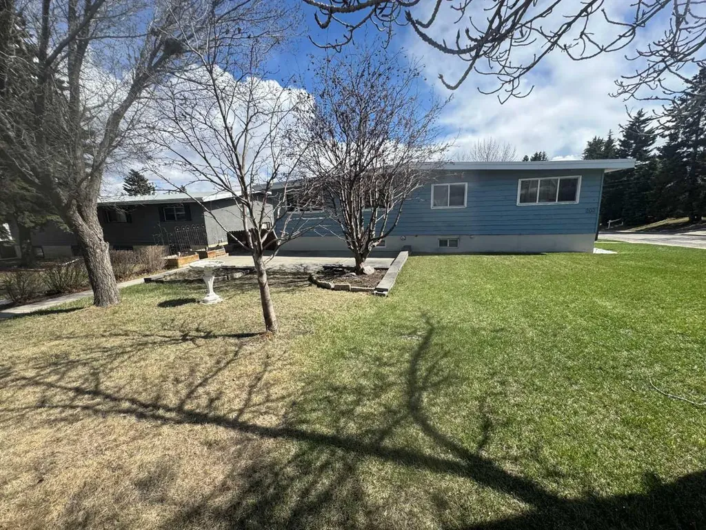 201 Holland Street NW Calgary AB T2K 2E9