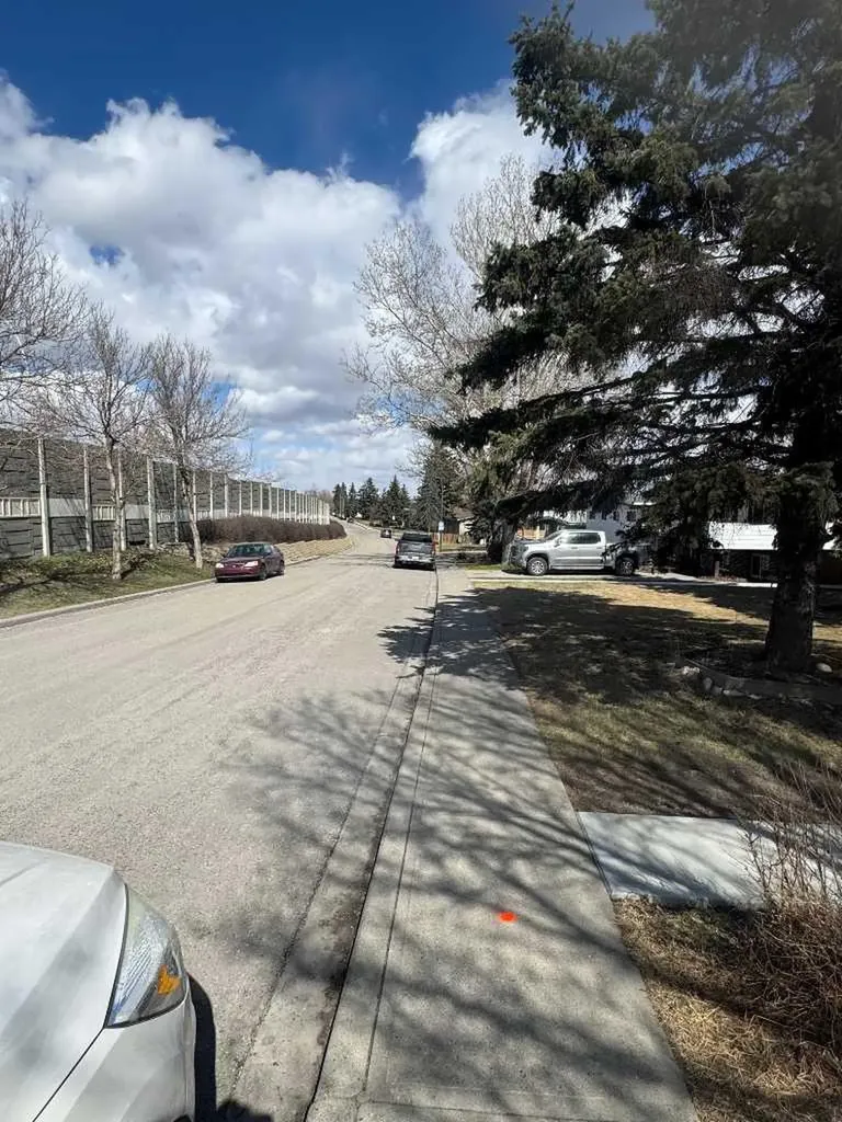 201 Holland Street NW Calgary AB T2K 2E9