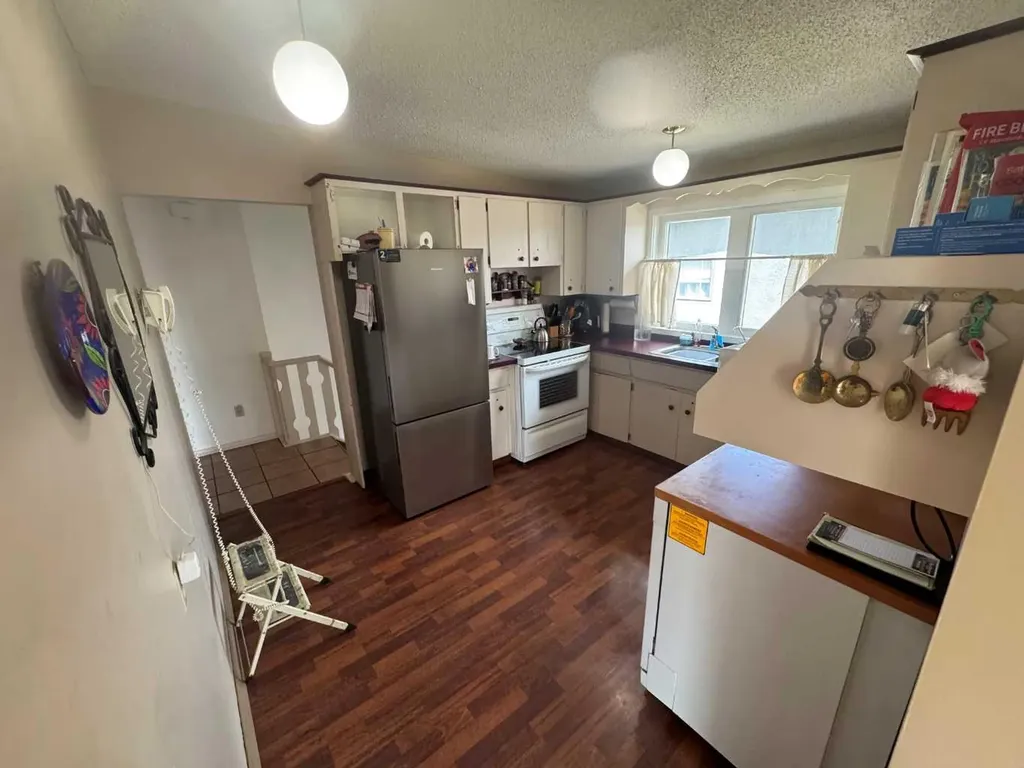 201 Holland Street NW Calgary AB T2K 2E9