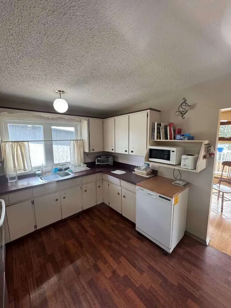 201 Holland Street NW Calgary AB T2K 2E9