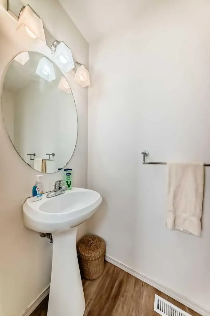 198 Copperfield Gardens SE Calgary AB T2Z 4C2