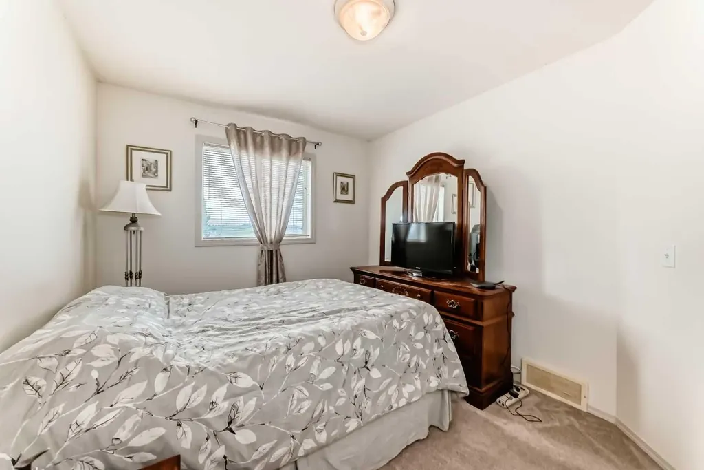 198 Copperfield Gardens SE Calgary AB T2Z 4C2
