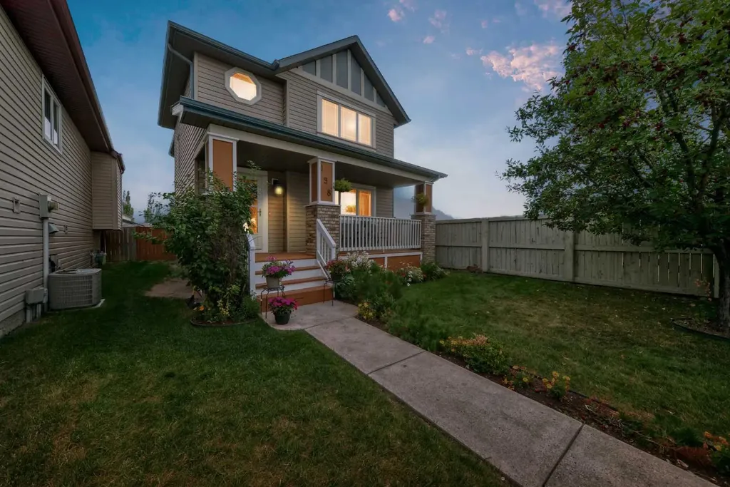 198 Copperfield Gardens SE Calgary AB T2Z 4C2