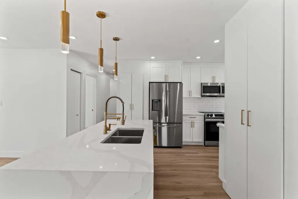 304 Huntbourne Hill NE Calgary AB T2K 3Y4