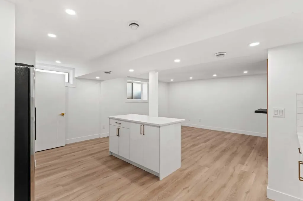 304 Huntbourne Hill NE Calgary AB T2K 3Y4