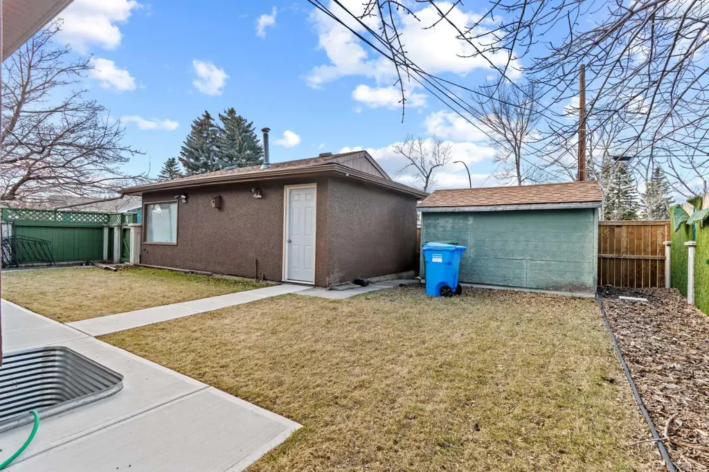 304 Huntbourne Hill NE Calgary AB T2K 3Y4