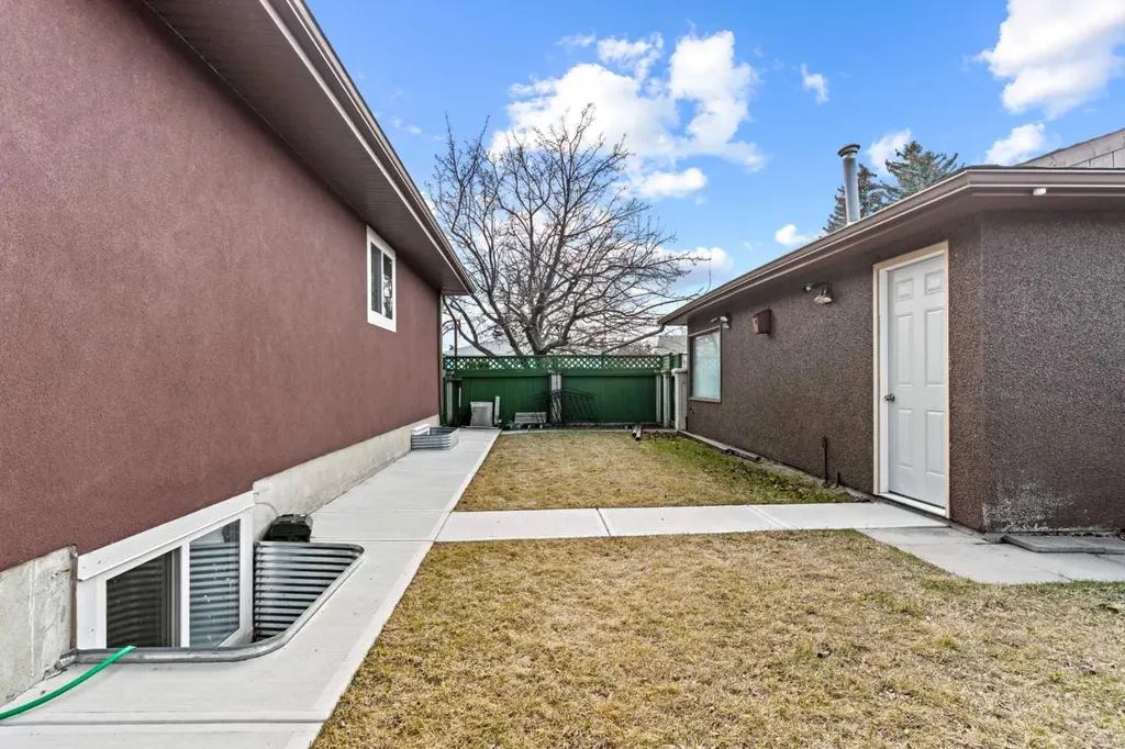 304 Huntbourne Hill NE Calgary AB T2K 3Y4