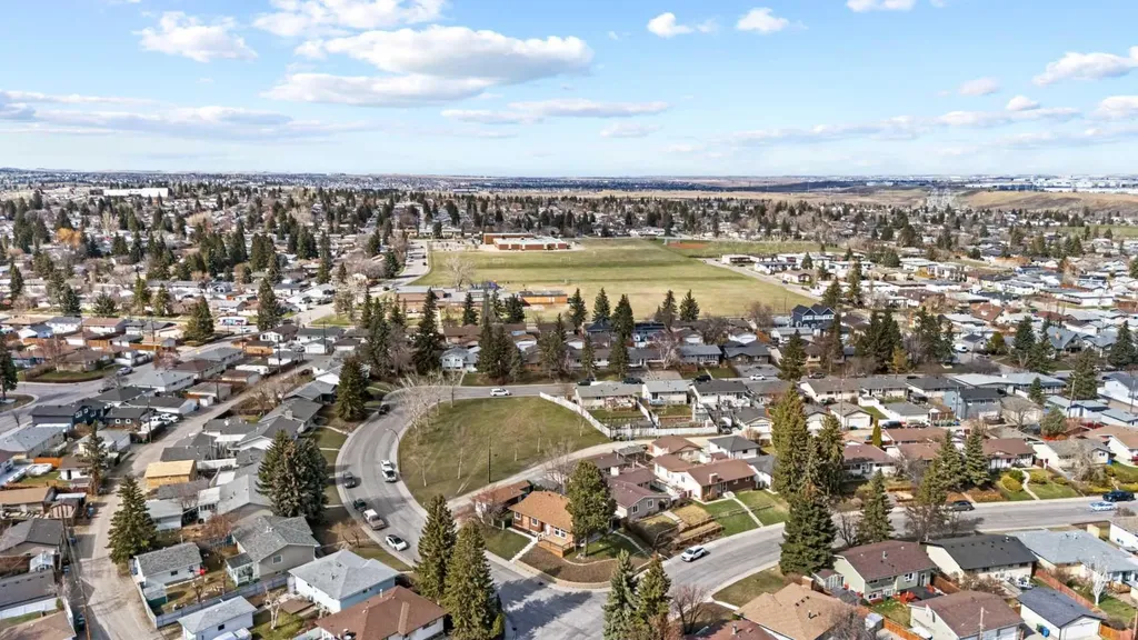 304 Huntbourne Hill NE Calgary AB T2K 3Y4
