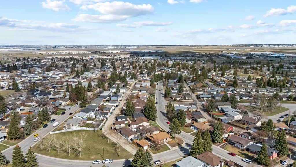304 Huntbourne Hill NE Calgary AB T2K 3Y4