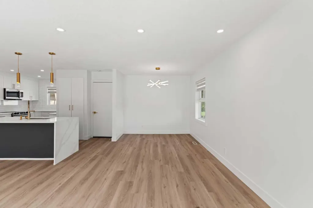 304 Huntbourne Hill NE Calgary AB T2K 3Y4