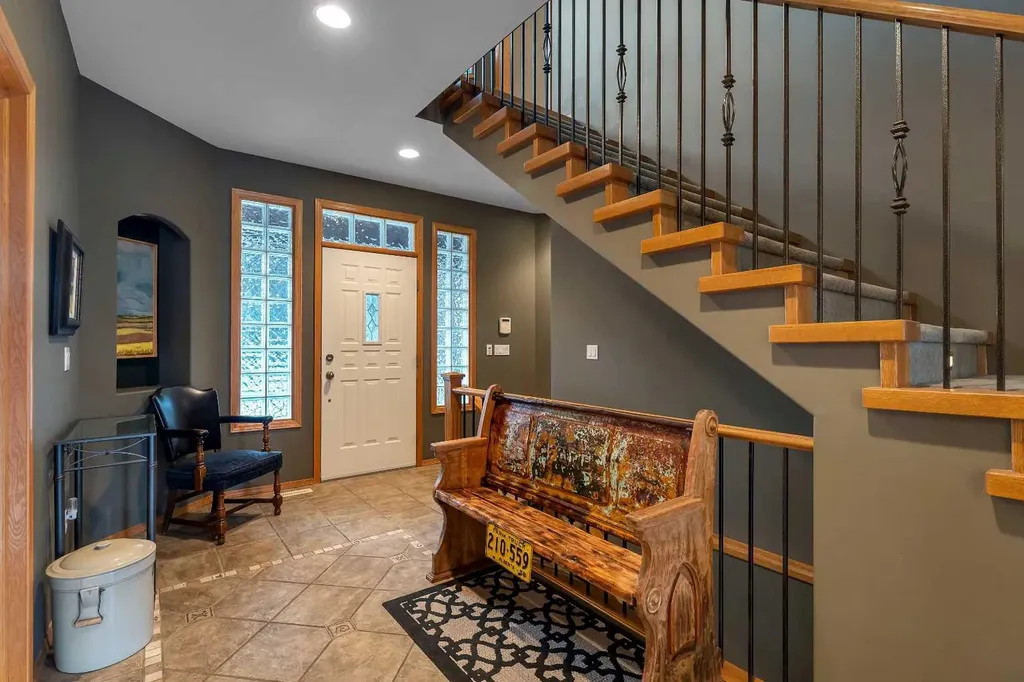 15 Rosery Drive NW Calgary AB T2K 1L4