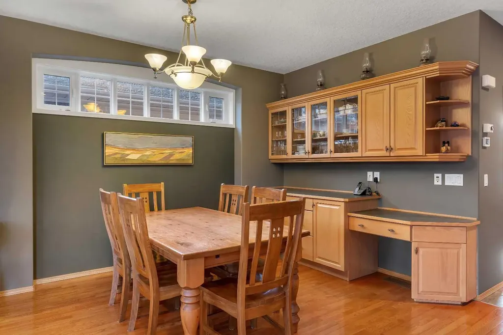 15 Rosery Drive NW Calgary AB T2K 1L4