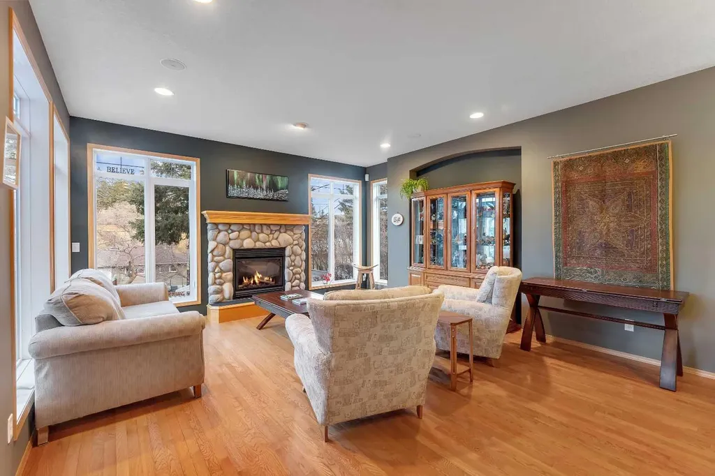 15 Rosery Drive NW Calgary AB T2K 1L4