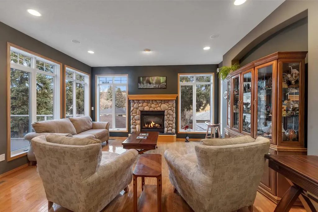15 Rosery Drive NW Calgary AB T2K 1L4