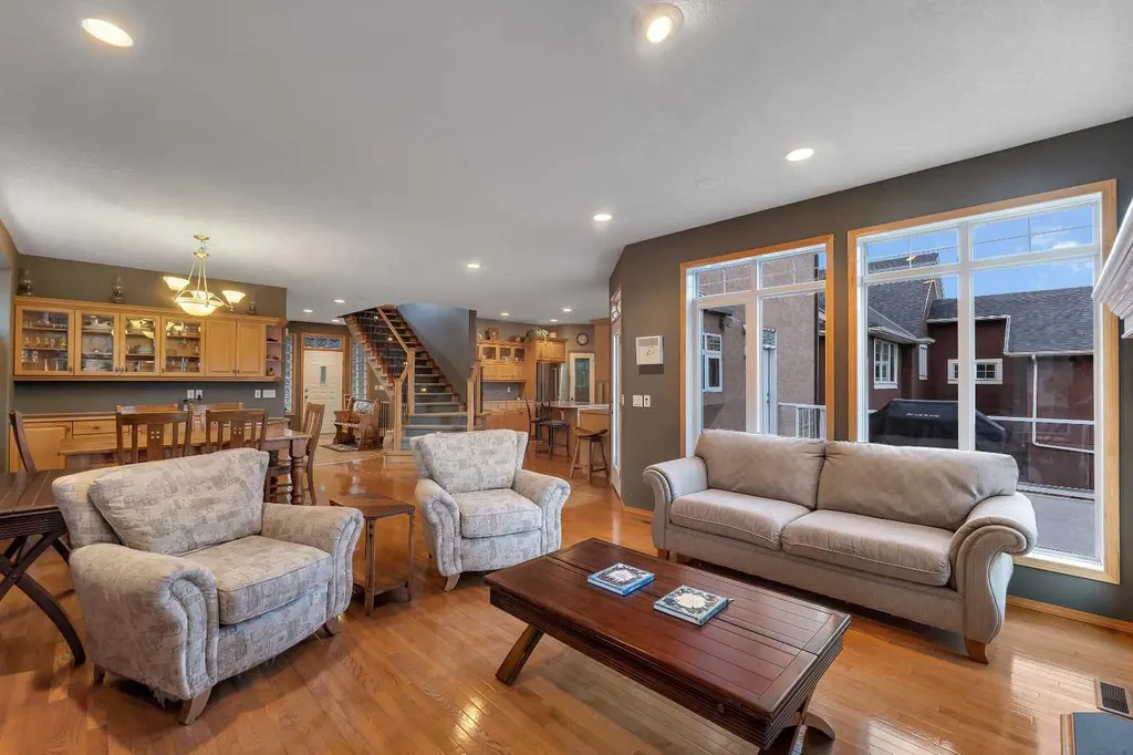 15 Rosery Drive NW Calgary AB T2K 1L4
