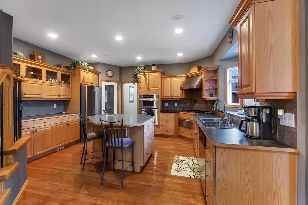 15 Rosery Drive NW Calgary AB T2K 1L4