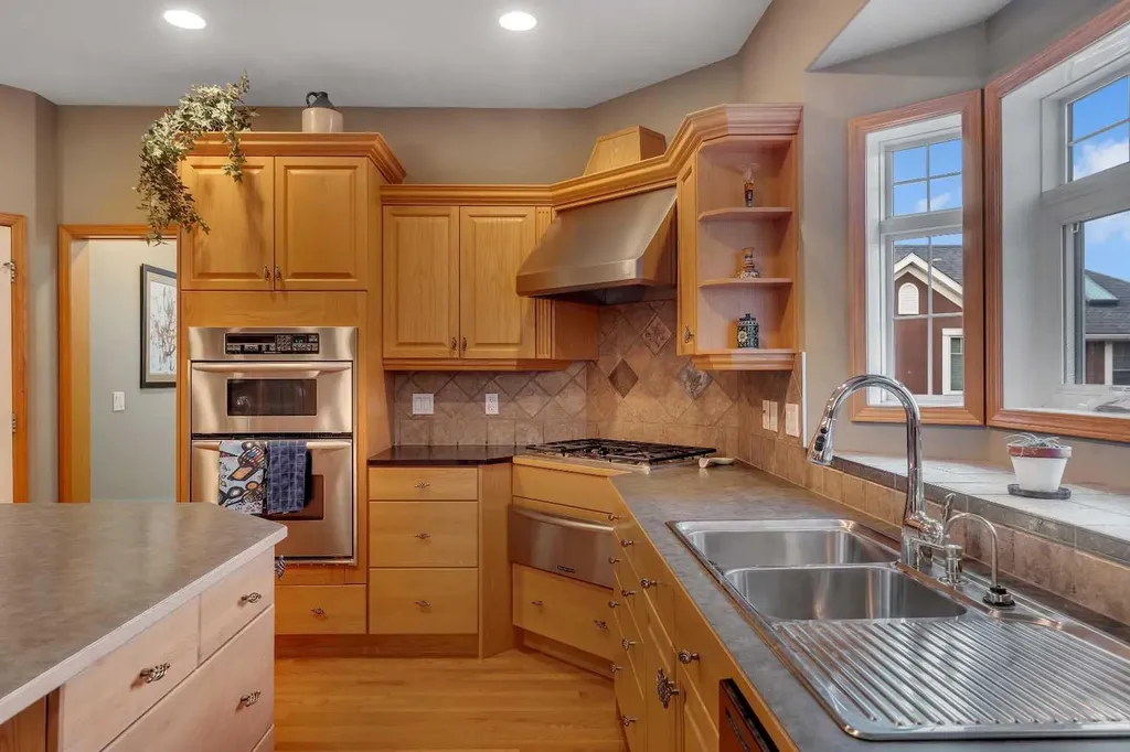 15 Rosery Drive NW Calgary AB T2K 1L4