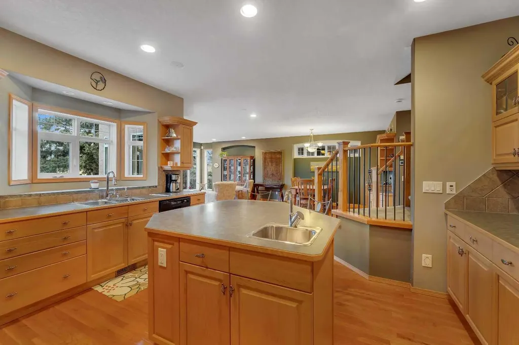 15 Rosery Drive NW Calgary AB T2K 1L4