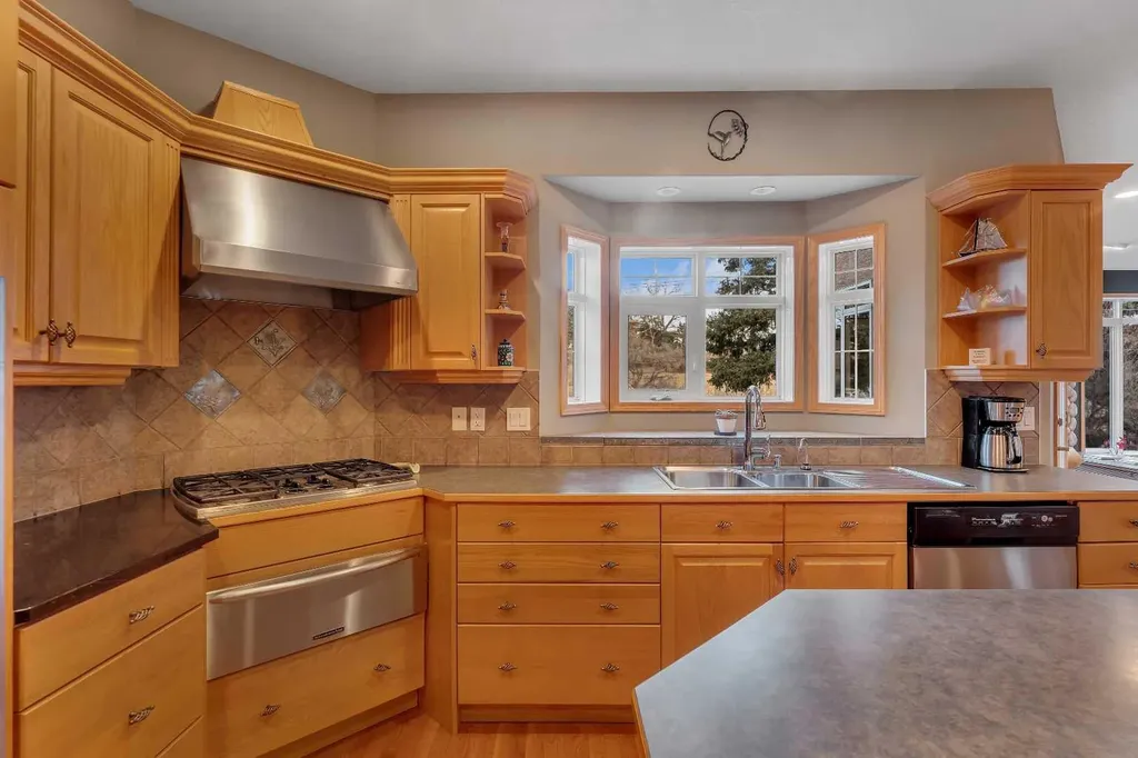 15 Rosery Drive NW Calgary AB T2K 1L4