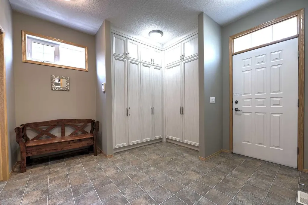 15 Rosery Drive NW Calgary AB T2K 1L4
