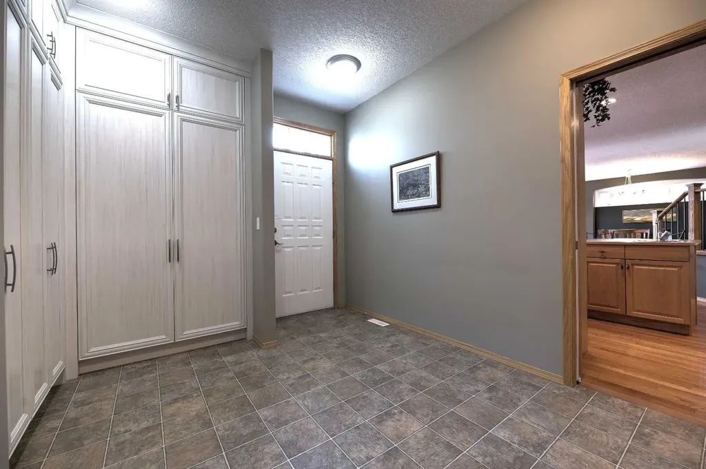 15 Rosery Drive NW Calgary AB T2K 1L4