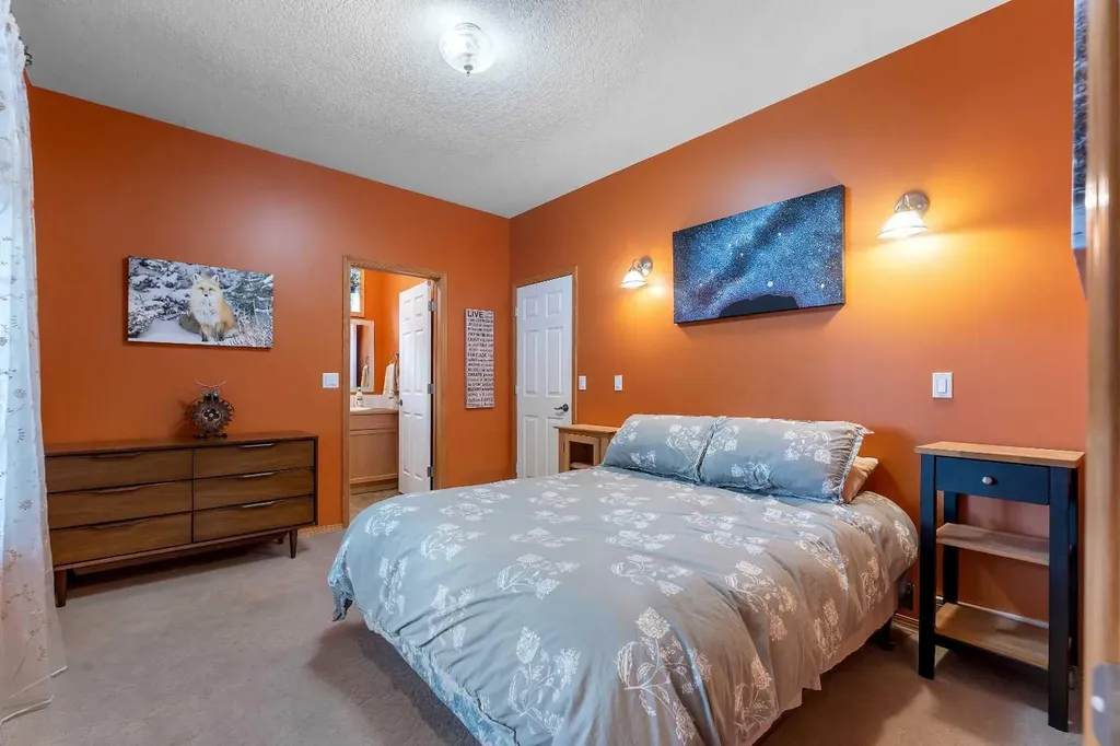15 Rosery Drive NW Calgary AB T2K 1L4