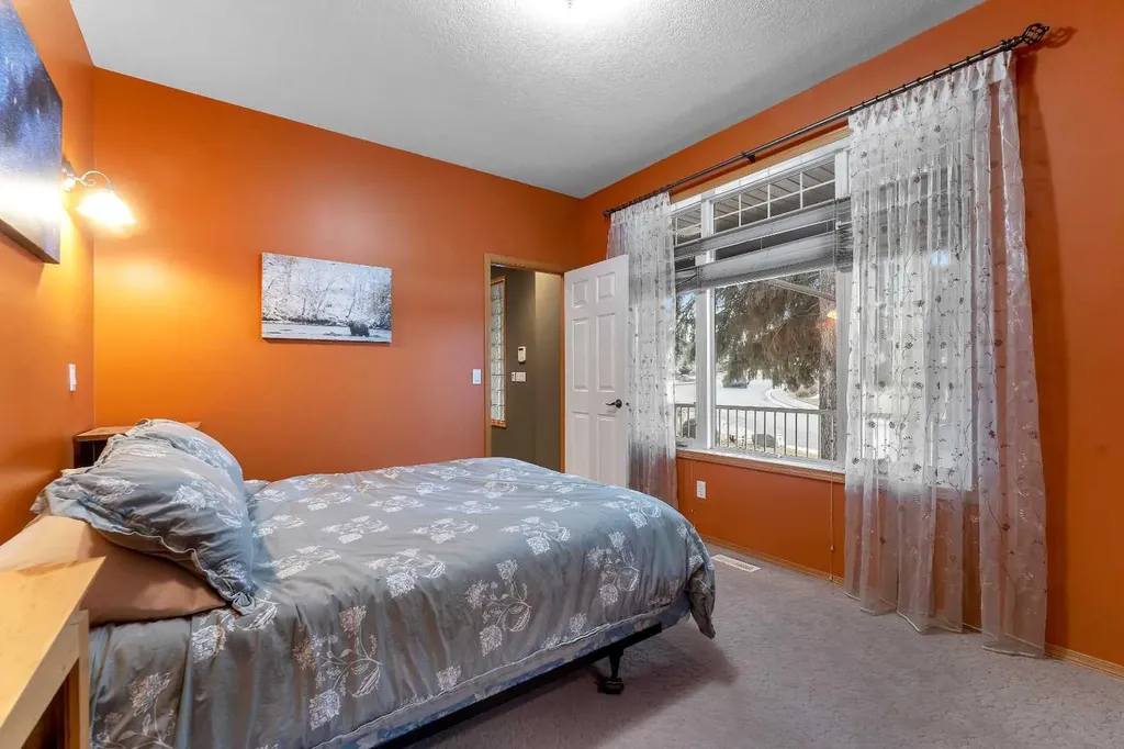 15 Rosery Drive NW Calgary AB T2K 1L4