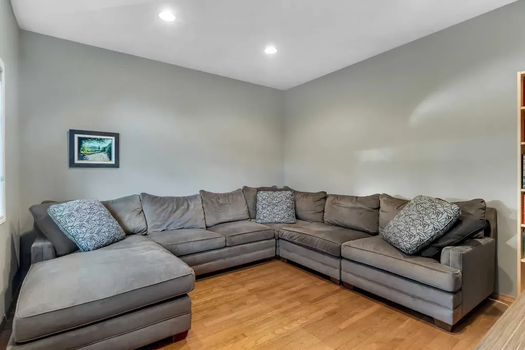15 Rosery Drive NW Calgary AB T2K 1L4