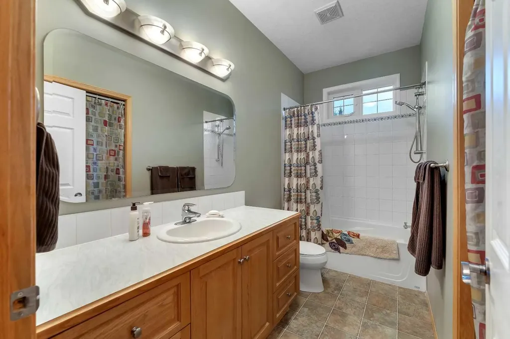 15 Rosery Drive NW Calgary AB T2K 1L4