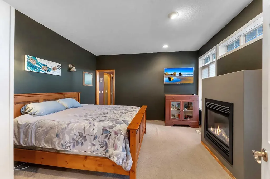 15 Rosery Drive NW Calgary AB T2K 1L4