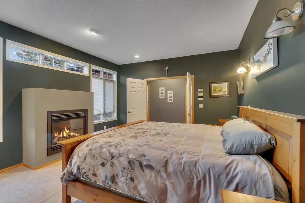 15 Rosery Drive NW Calgary AB T2K 1L4