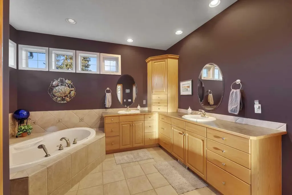 15 Rosery Drive NW Calgary AB T2K 1L4