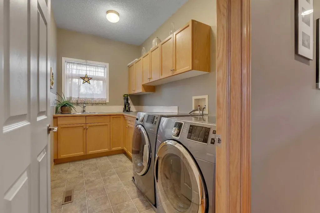 15 Rosery Drive NW Calgary AB T2K 1L4