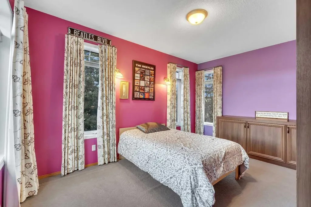 15 Rosery Drive NW Calgary AB T2K 1L4