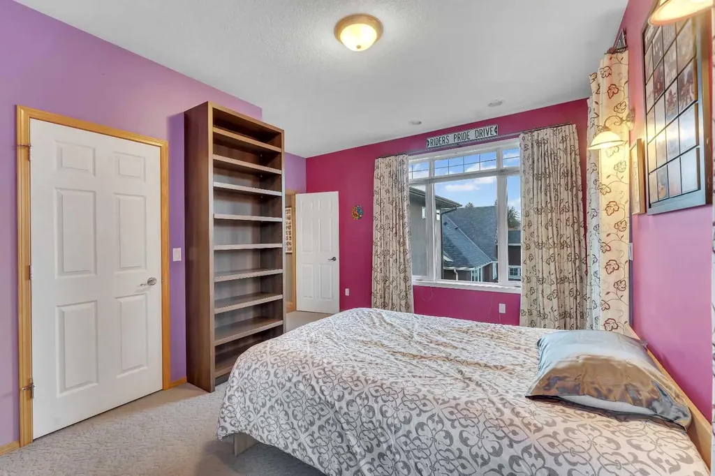 15 Rosery Drive NW Calgary AB T2K 1L4