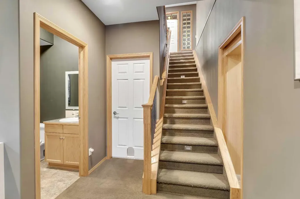 15 Rosery Drive NW Calgary AB T2K 1L4