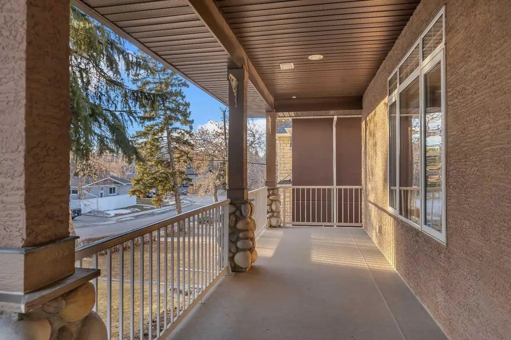 15 Rosery Drive NW Calgary AB T2K 1L4