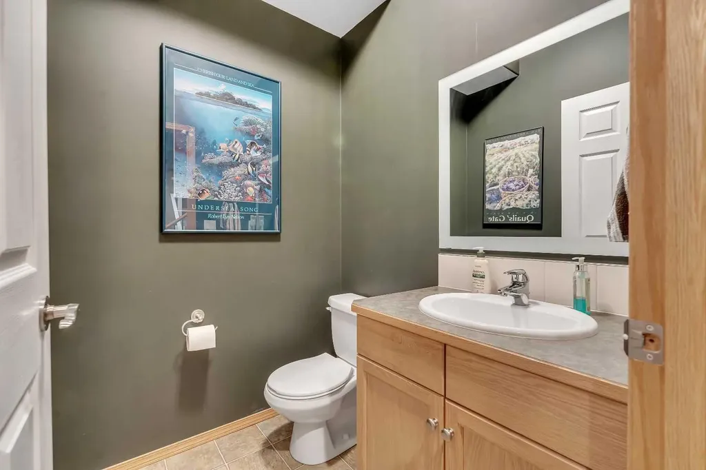 15 Rosery Drive NW Calgary AB T2K 1L4