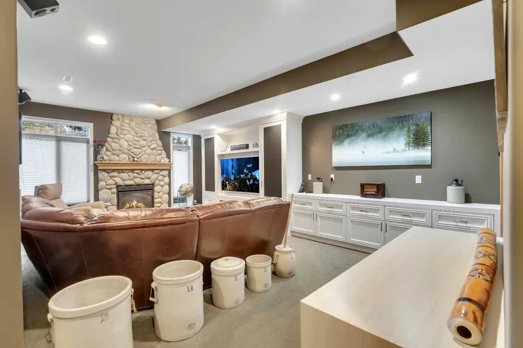 15 Rosery Drive NW Calgary AB T2K 1L4