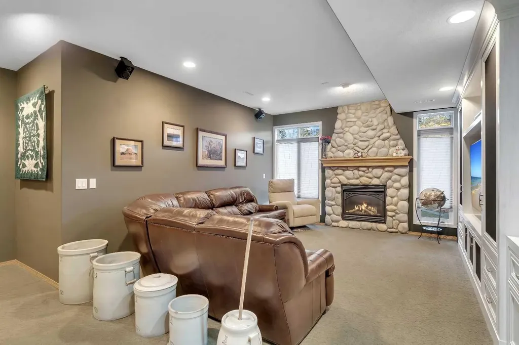 15 Rosery Drive NW Calgary AB T2K 1L4